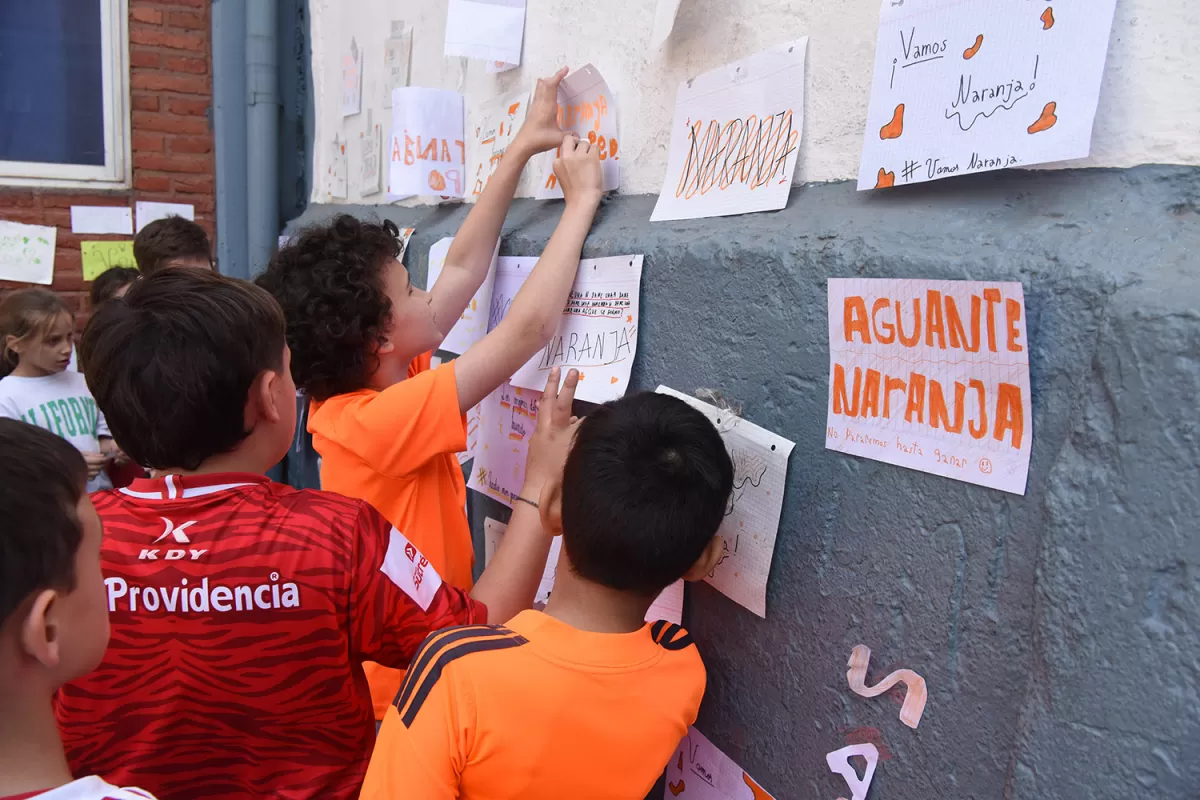 EXPRESIONES. Los chicos pusieron sus ideas en carteles sobre una pizarra. 