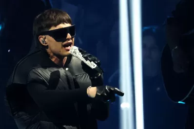 Amenazaron de muerte a Peso Pluma y debió suspender un espectáculo