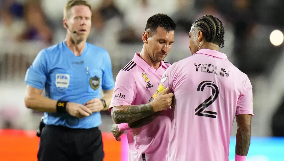 PREOCUPACIÓN. Lionel Messi abandonó la cancha y le entregó la cinta de capitán a Yedlin.