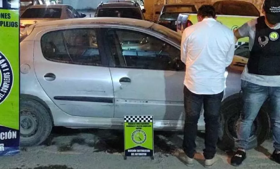 Detienen a un hombre por golpear y disparar a un joven en la puerta de su casa