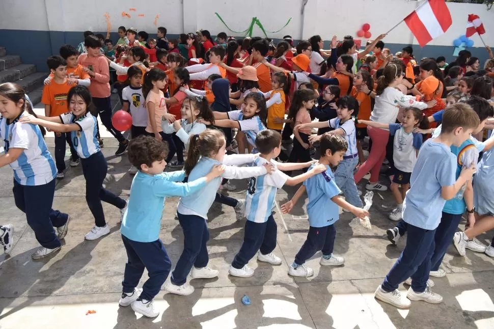 COLEGIO SANTA MARÍA. Entre las actividades hubo una sesión de baile. 