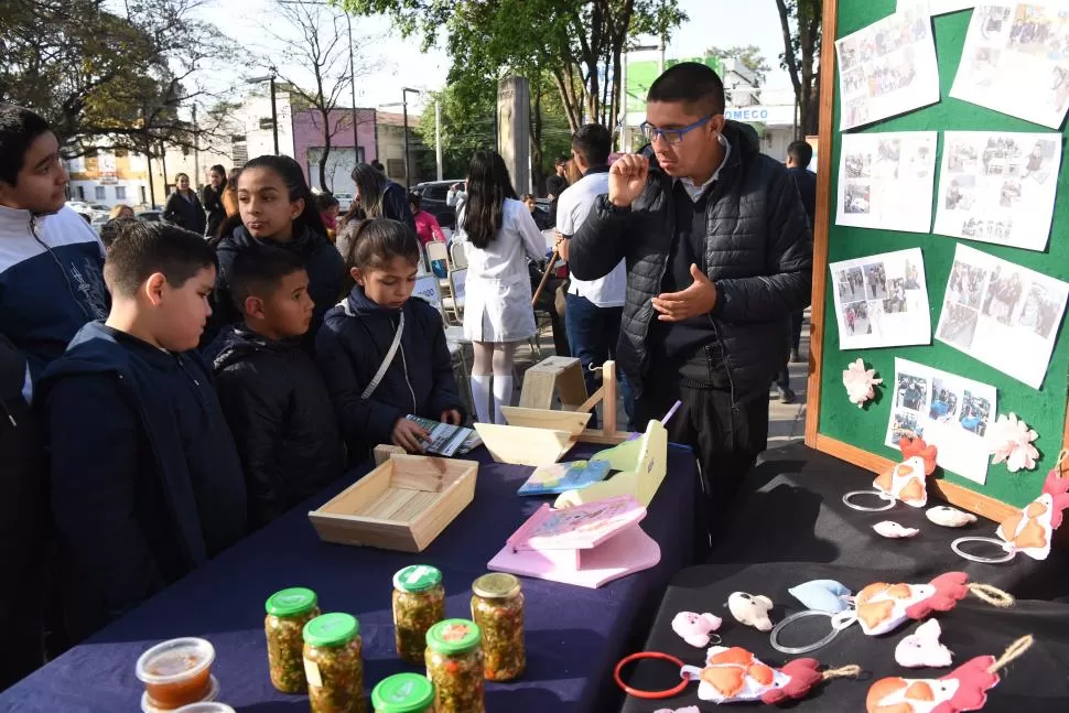 MUESTRAS. Uno de los stands de los talleres que funcionan en la escuela. 