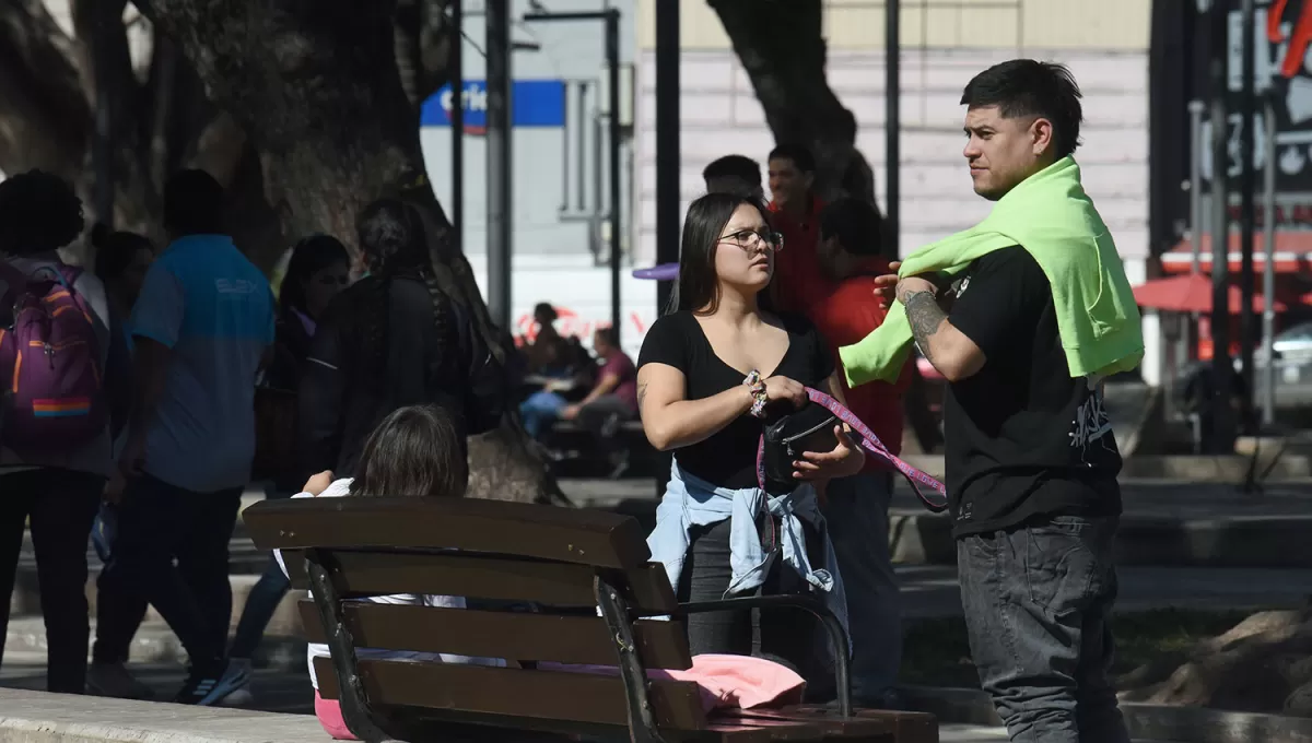 DE REMERA. El estado del tiempo obligará a los tucumanos a liberarse de la ropa de abrigo durante este fin de semana.