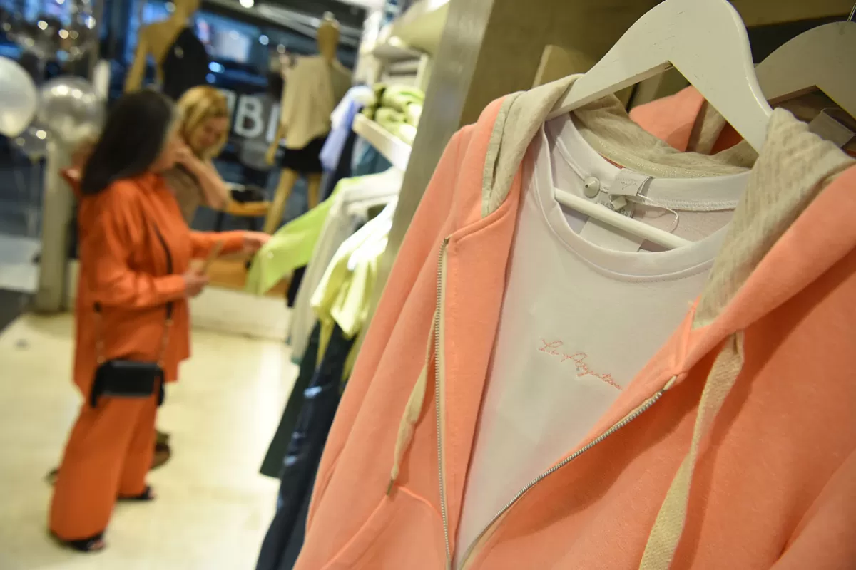 COMBINABLE. La nueva colección une prendas tradicionales con otras más disruptivas, en colores vivos.