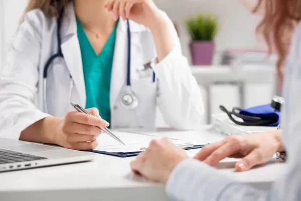 Asociaciones médicas anunciaron que cobrarán un plus por consultas: ¿de cuánto será?