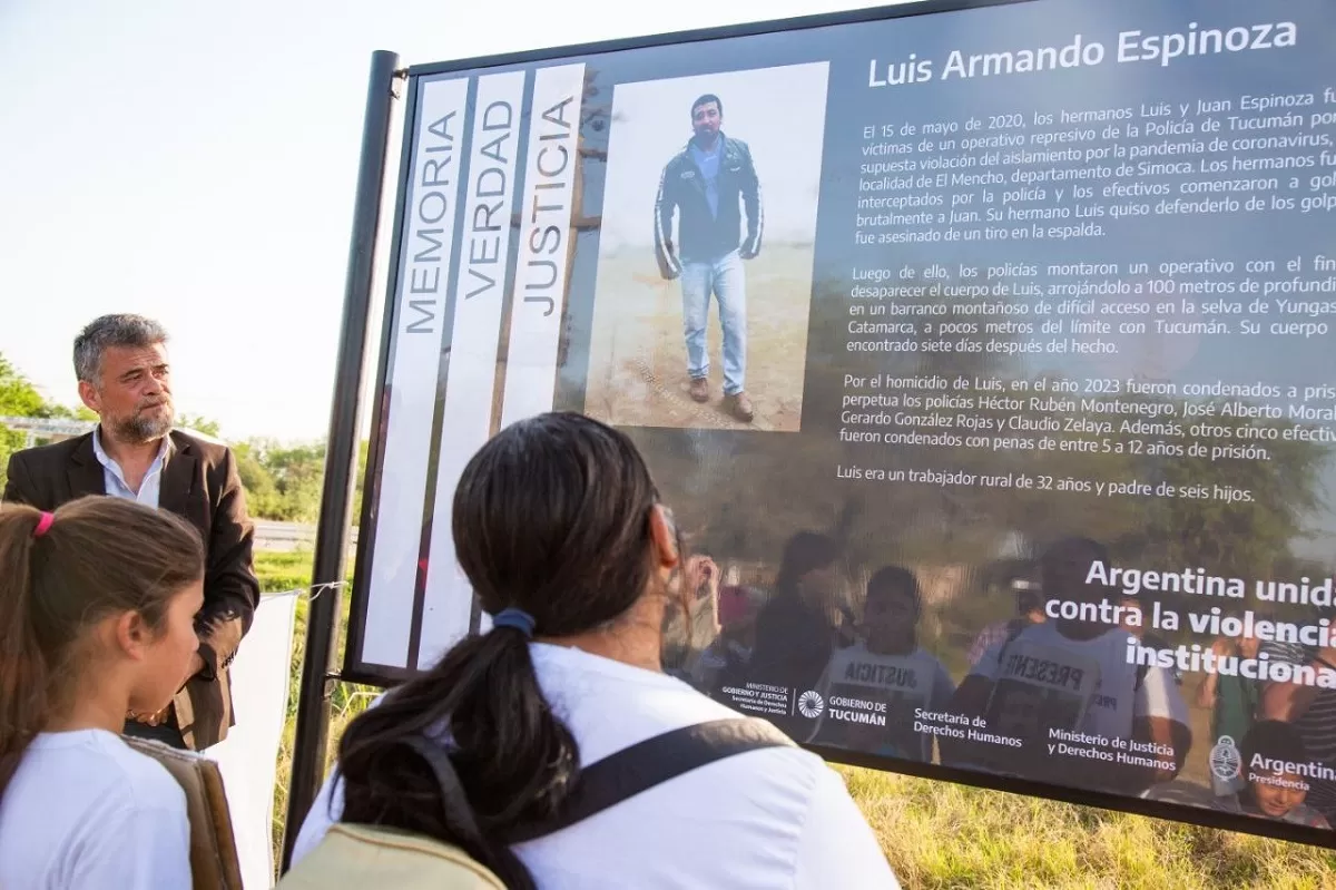 Cartel en el lugar donde asesinaron a Luis Espinoza. Foto DDHH