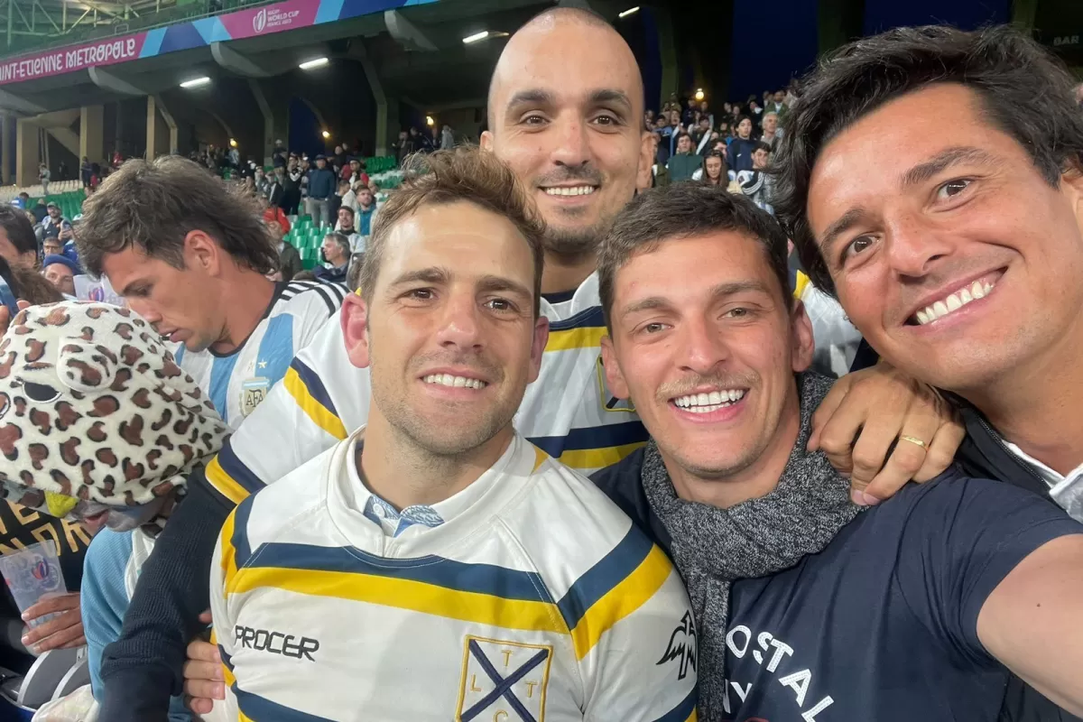 Nico Sánchez con la camiseta de Lawn Tennis que le llevó Santiago Juárez Chico, medio scrum del club. Junto a ellos, Manuel Cáceres y Agustín Guzmán.