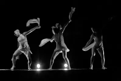 “Flama”, la obra de teatro-danza, llega hoy al Orestes Caviglia