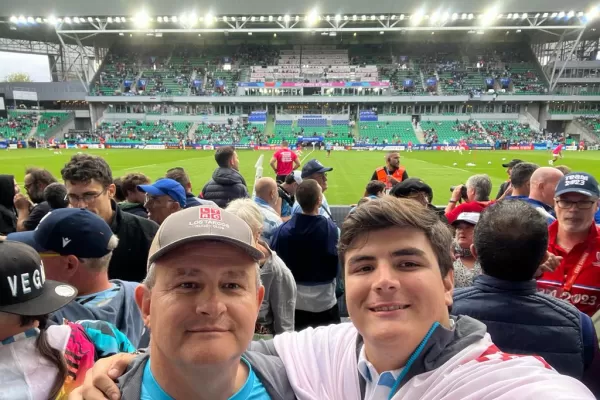 Dos generaciones unidas para alentar a Los Pumas