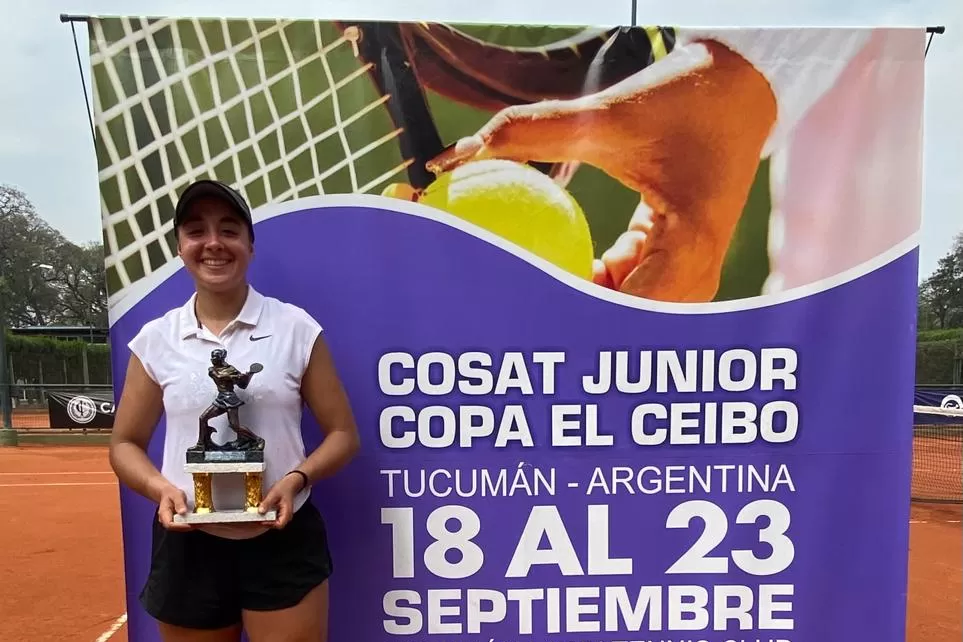 Mariana Zóttoli con su trofeo de campeona