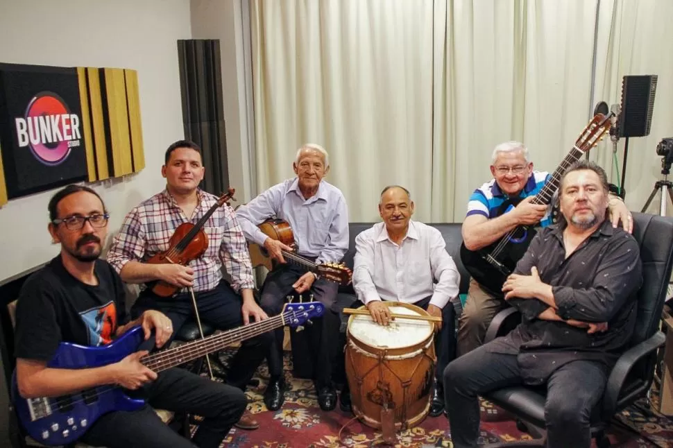 ALTO EN EL ENSAYO. Carlos Coronel (segundo desde la derecha) es el autor de la “Cantata a Bernabé Aráoz”. 