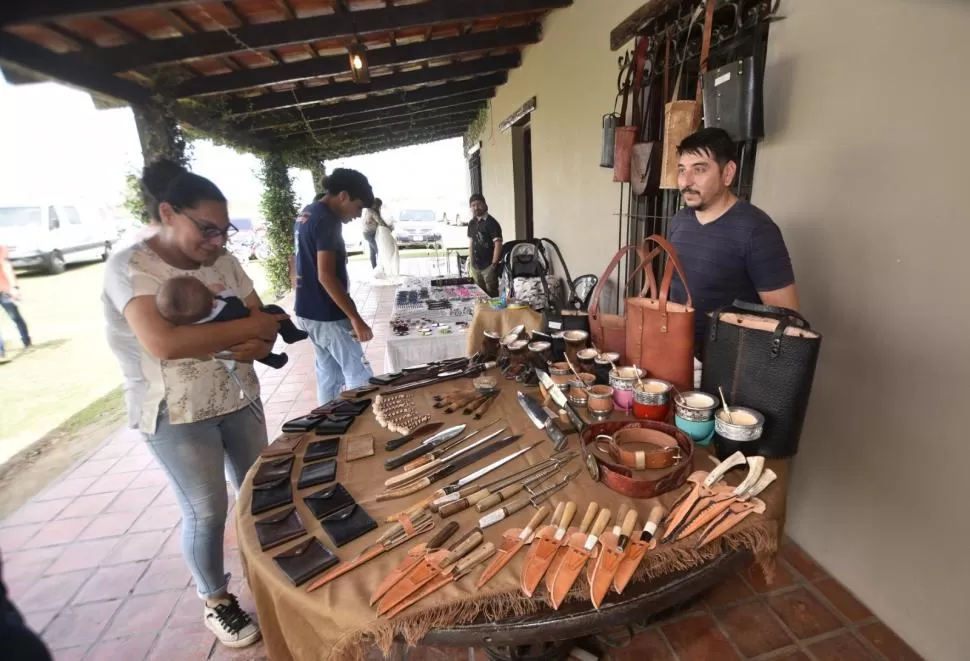 ARTESANÍAS. Los puestos de venta de artículos de cuero fueron otro atractivo del día.  