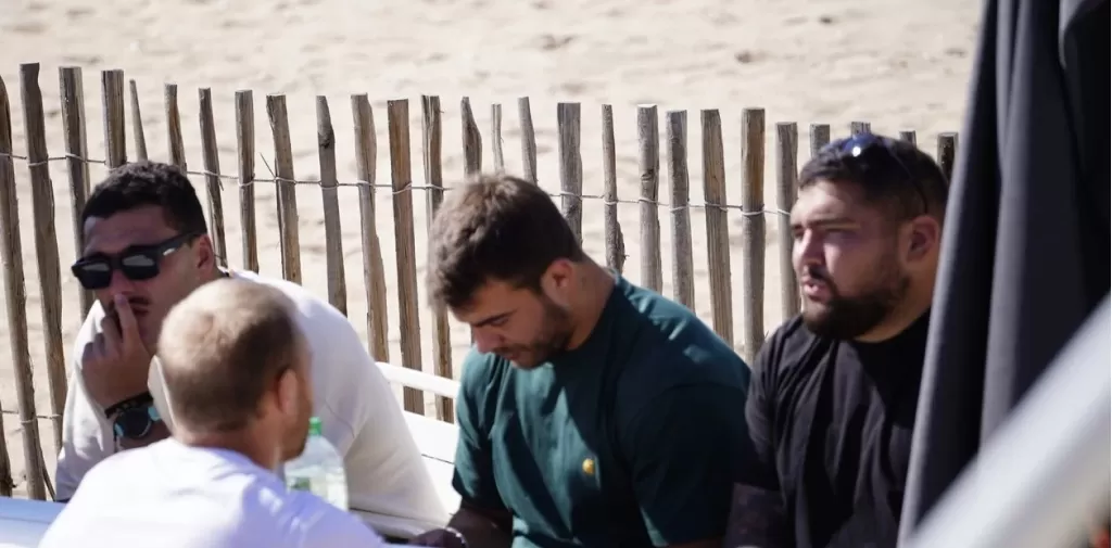 Rodrigo Isgró, Facundo Isa y Joel Sclavi, los tres Pumas que eligieron comer en la playa en el día libre. (Fotos Emmanuel Fernández / Clarín)