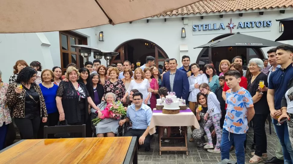 UN GRAN FESTEJO. “Pety”, como le dice su familia, junto a sus hijas, nietos y bisnietos a punto de soplar las velitas en la terraza del establecimiento.  