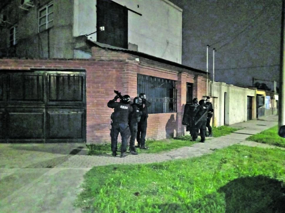 ALLANAMIENTO. La Policía durante uno de los procedimientos.  