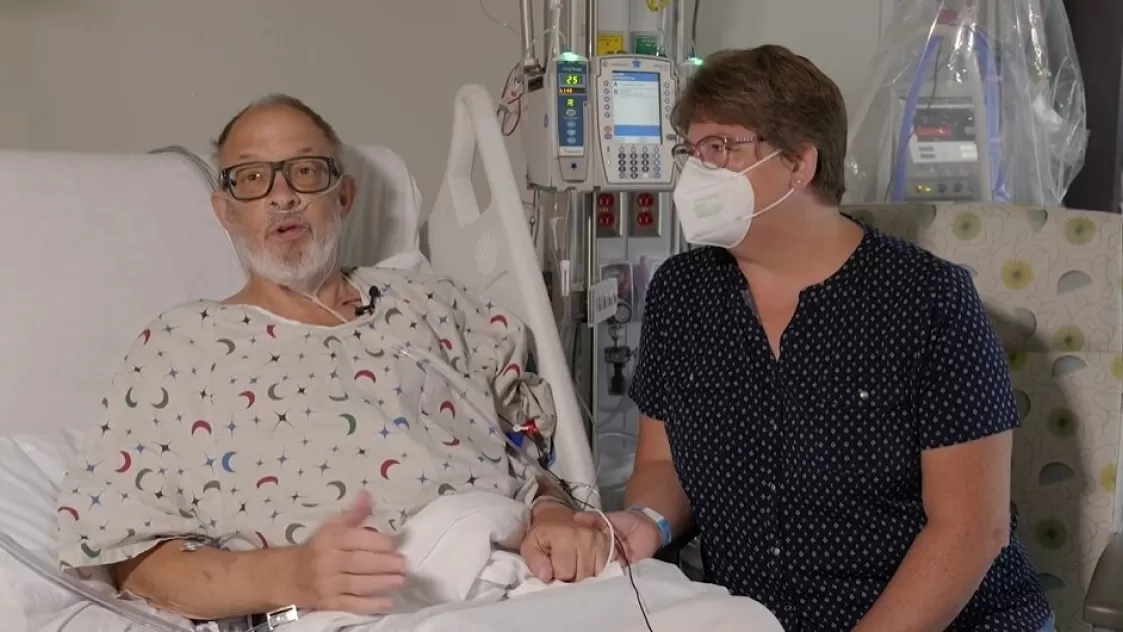 Lawrence Faucette en el posoperatorio junto a su esposa.