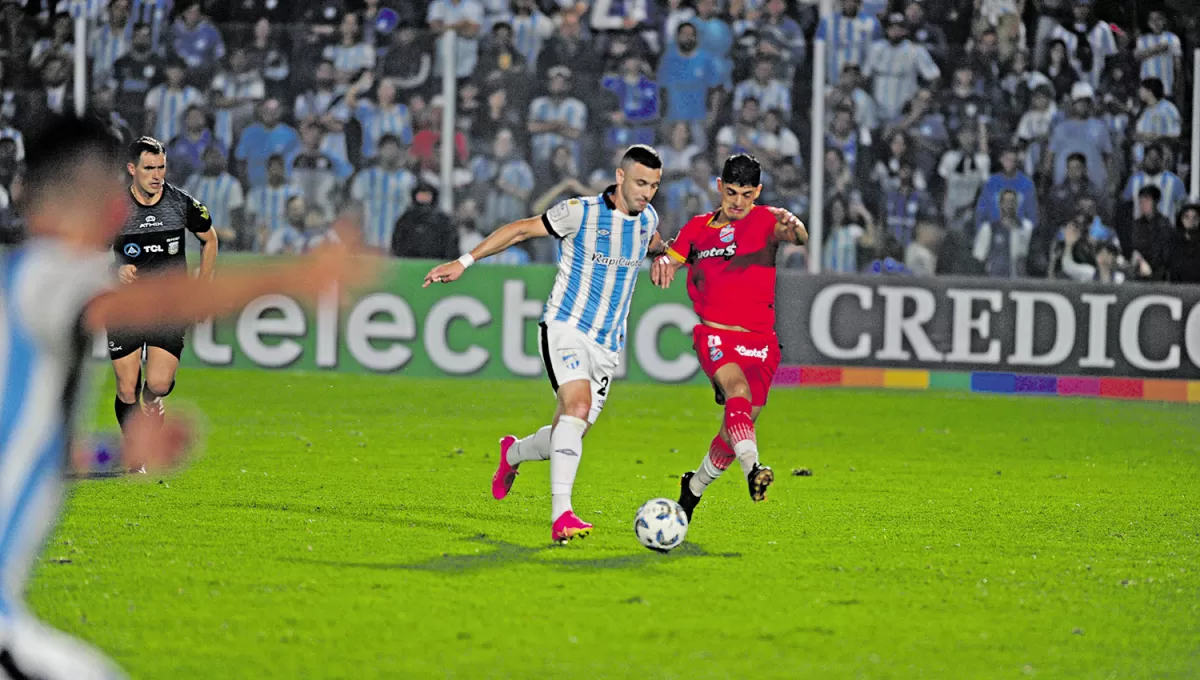 CON LO JUSTO. Atlético no tuvo una buena noche, pero pudo volver al triunfo. LA GACETA/FOTO DE DIEGO ARÁOZ