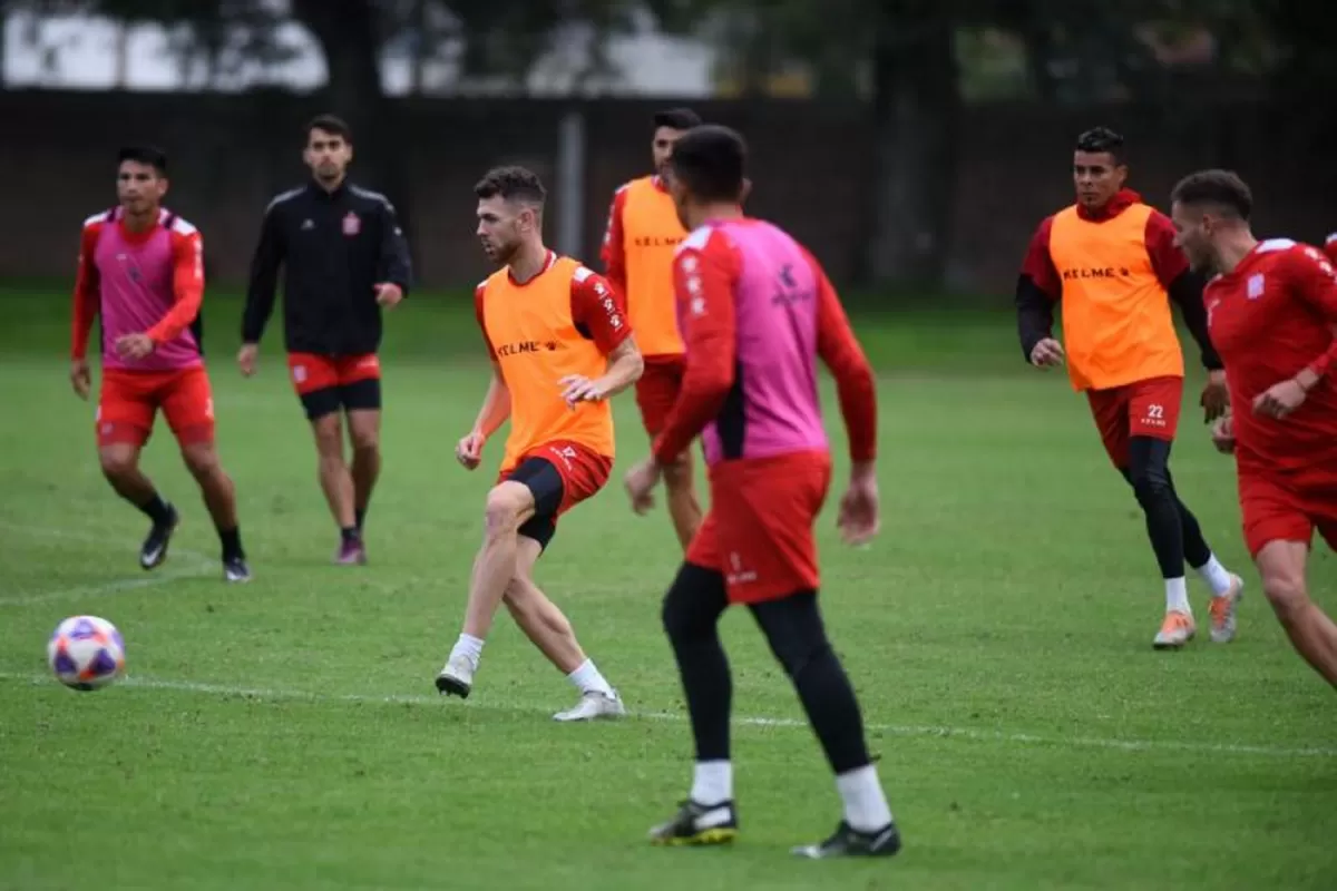 BIEN METIDO. El plantel trabaja pensando en el duelo con Morón. LA GACETA / FOTO DE DIEGO ARÁOZ.