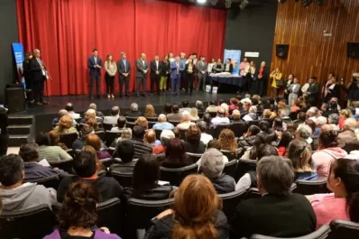 Manzur entregó más de 400 escrituras a familias de Tucumán