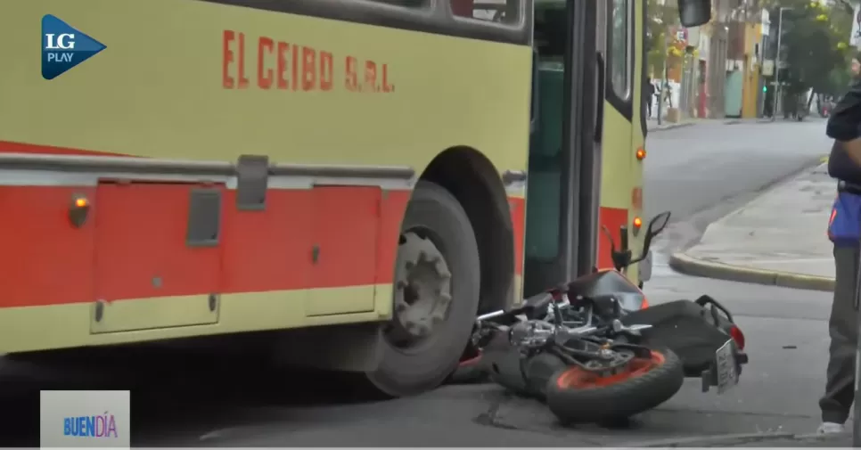 Un accidente entre un colectivo y una moto interrumpieron el tránsito en pleno centro de San Miguel de Tucumán.