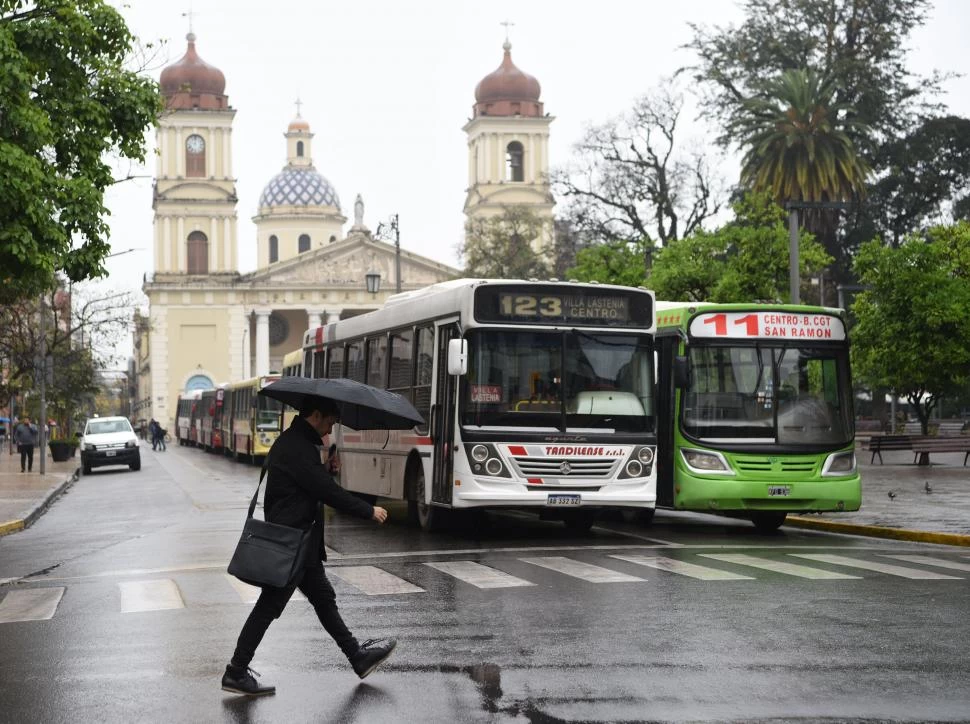 RECLAMO. Los choferes de la Unión Tranviarios Automotor estacionaron sus unidades alrededor de la plaza Independencia como parte de la protesta. 