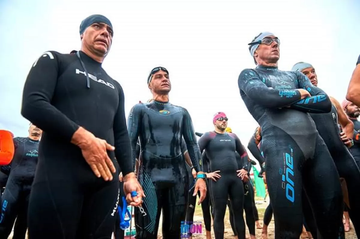 AL AGUA. En el centro, Miorini está listo para empezar el tramo de natación.