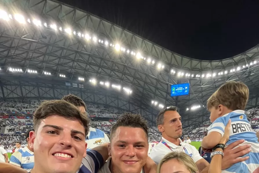 Emiliano Gómez Moi, con la camiseta de Universitario, junto a Thomas Gallo y su novia, tras el debut de Los Pumas ante Inglaterra