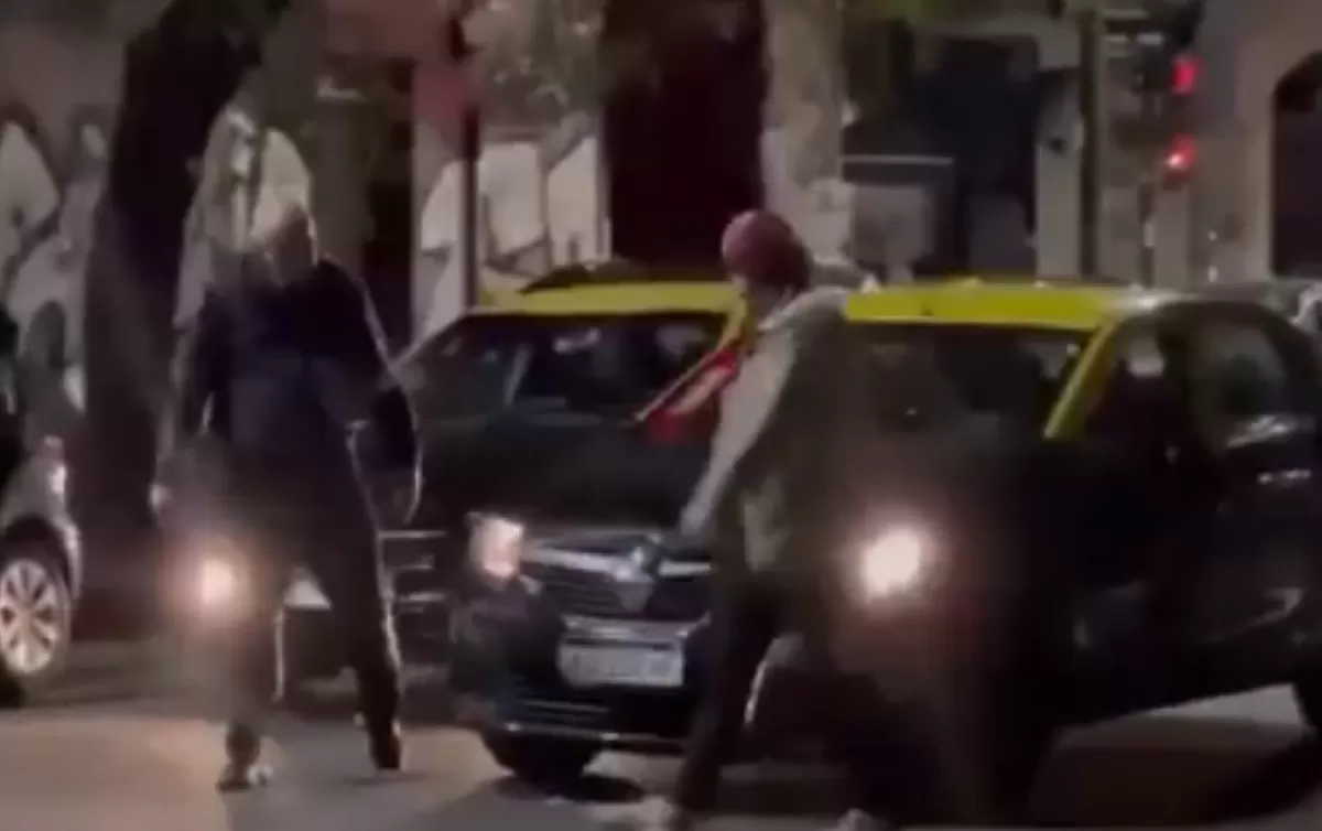 Una violenta pelea entre dos taxistas terminó con un motociclista atropellado