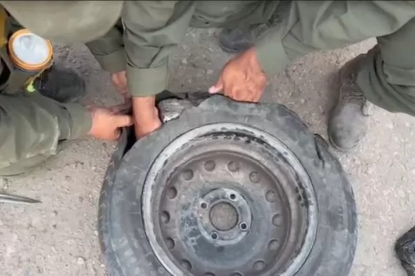 Encontraron 19 kilos de marihuana en una rueda de auxilio y en dos mochilas