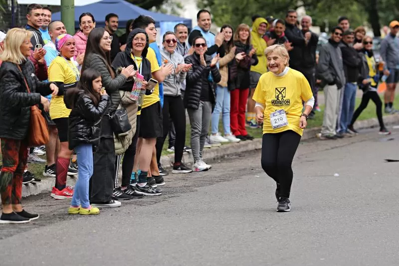 IRMA GAUTIN DE 84 AÑOS DE EDAD CORRIENDO SU PRIMERA CARRERA DE 10KM