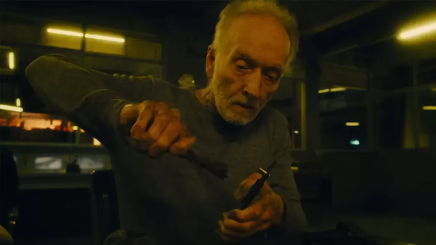 “SAW X”. John Kramer (nuevamente interpretado por Tobin Bell) vuelve a transformarse en Jigsaw para impartir su personal noción de justicia. 