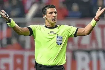 El árbitro del Superclásico apareció con un short de River y es furor en las redes