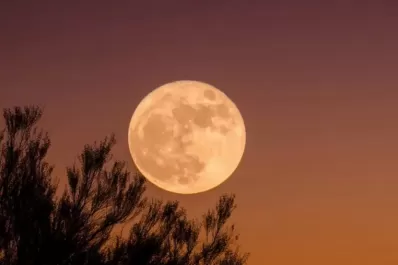 Luna llena en Aries: este poderoso ritual te ayudará a hacer cambios en tu vida