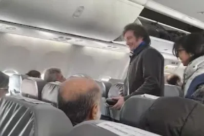 Milei y Bregman compartieron el vuelo a Santiago del Estero: cánticos cruzados en Aeroparque