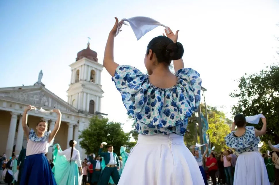 PAÑUELO AL VIENTO. Zambas, chacareras, escondido, gato y malambo, entre otros ritmos, serán bailados por unos 5.000 integrantes de academias.  