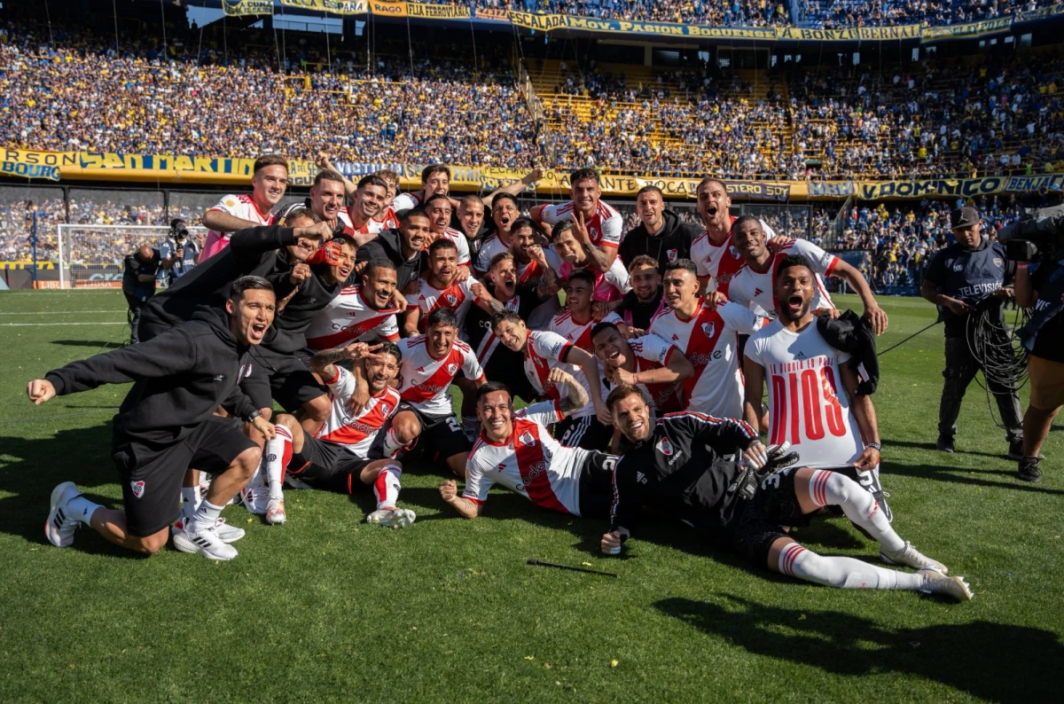 EN LA BOMBONERA. Festejo de los jugadores de River tras el triunfo. FOTO TWITTER @RiverPlate