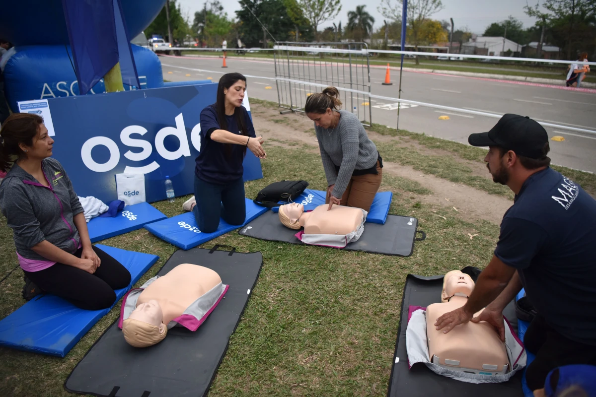 PARA SALVAR VIDAS. Miembros de la red de servicios de atención médica OSDE, realizaron un minicurso de RCP a los presentes en la carrera. Allí, se plasmaron técnicas como aplausos o canciones a la hora de realizar la reanimación cardiopulmonar.