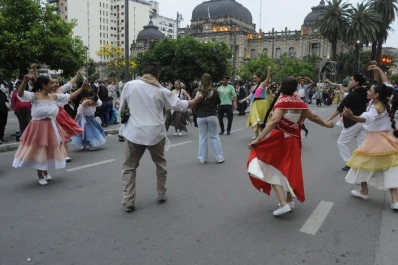 El Septiembre Musical se despidió ayer en la plaza Independencia, pero hoy cumple el ritual de “una más