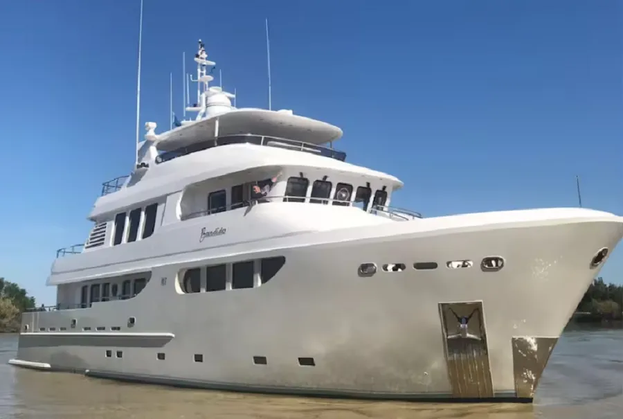 Bandido: cómo es el yate en el que Insaurralde disfrutó de un paseo por el Mediterráneo con Sofía Clerici