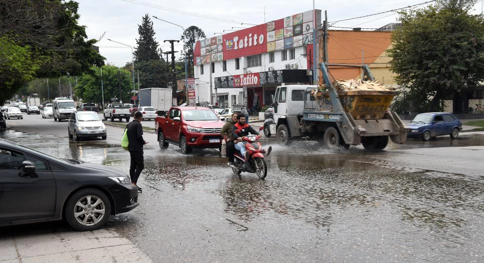 IMPOSIBLE NO MOJARSE. En la avenida Ejército del Norte, una constante salida de agua dificulta el paso de peatones y conductores de rodados.