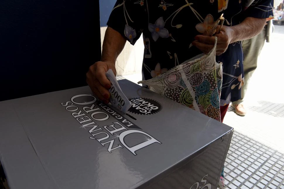 ILUSIONES EN UN CUPÓN. Las tarjetas para el sorteo del Sandero 0 Km comienzan a llenar las urnas en toda la provincia. LA GACETA / FOTO DE JOSé NUNO