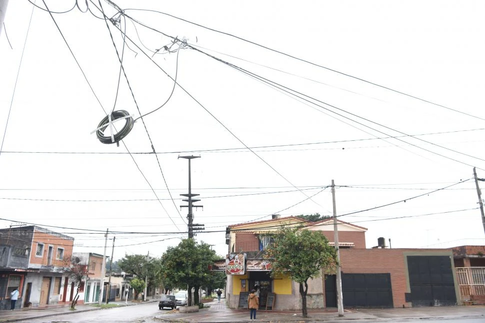 COMERCIO ILEGAL. Algunas personas cortan los cables para sustraer el cobre y luego venderlo en el mercado negro. LA GACETA / FOTO DE INÉS QUINTEROS ORIO