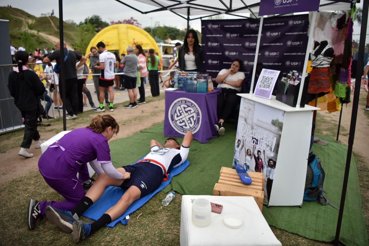 EN ACCIÓN. La Universidad de San Pablo demostró la actividad de profesoras y alumnas de la Diplomatura en Masaje Integral y Deportivo, con masajes a los runners.