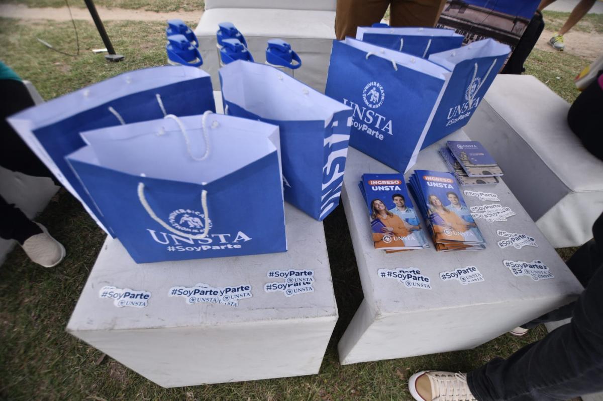 REGALOS. En el stand de la UNSTA, había bolsas con sorpresas. Allí, también se realizó el pesaje corporal a los runners.