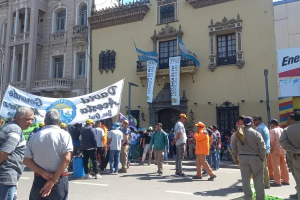Los trabajadores de la construcción protestaron frente a la Federación Económica