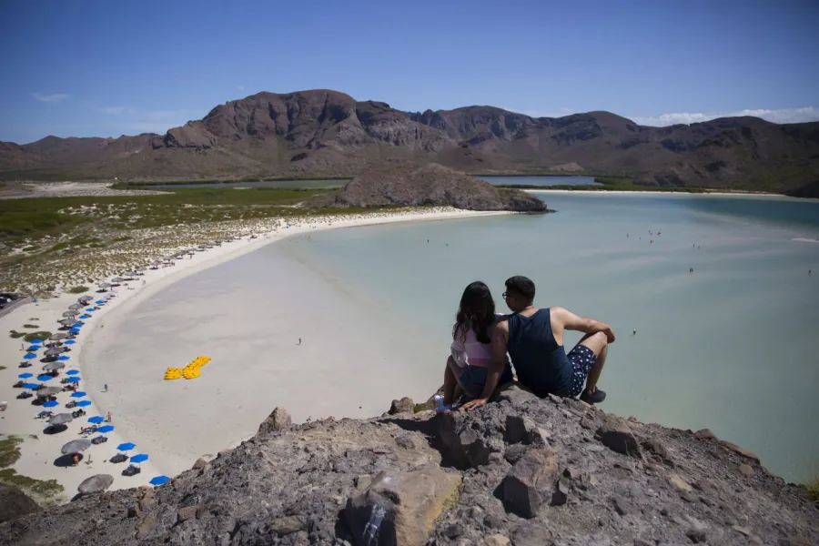 Vacaciones 2024: cuatro consejos para hacer rendir tu dinero antes y durante el viaje.
