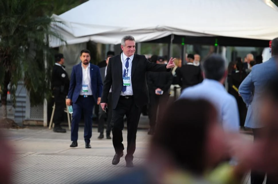 CON LA “V” EN TODO MOMENTO. Agustín Rossi, candidato a vicepresidente de Sergio Massa, también dijo presente en Santiago del Estero. 