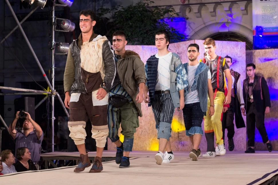 DESFILE. El año pasado también se mostraron los diseños de los alumnos. 