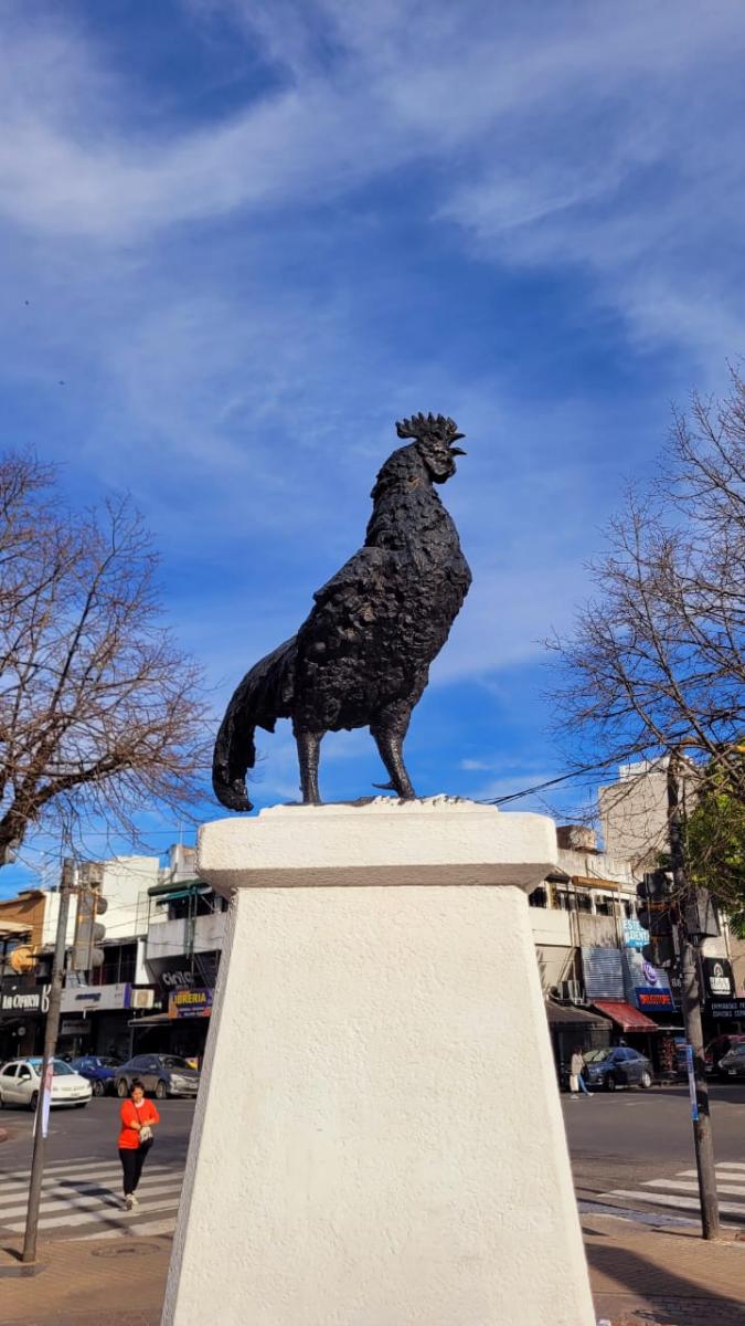 La estatua del gallo ubicada en la plaza San Martín, en el centro de Morón.