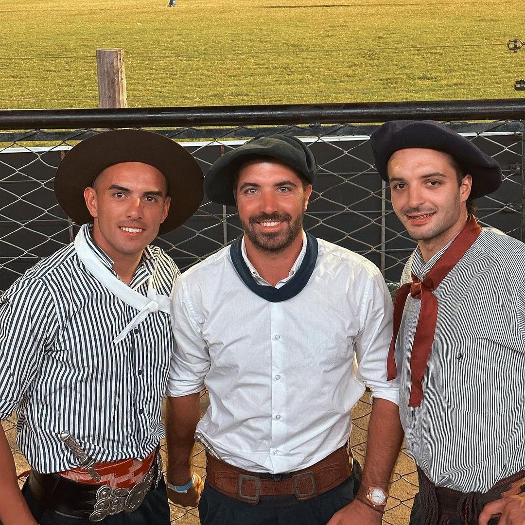 TODO UN GAUCHO. Enzo Díaz (izquierda), en el Festival de Doma y Folklore de Villa María, junto a dos amigos.